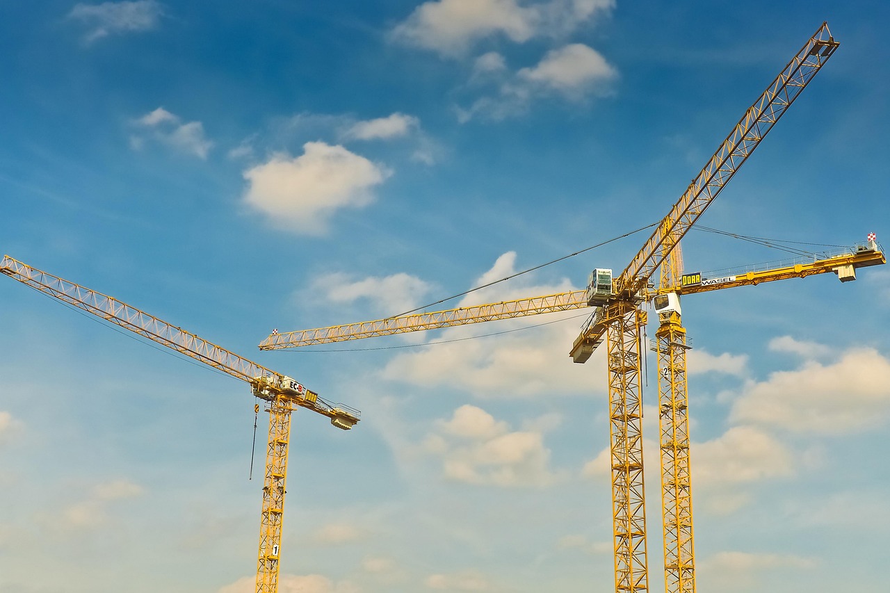 Baukräne auf einer Baustelle