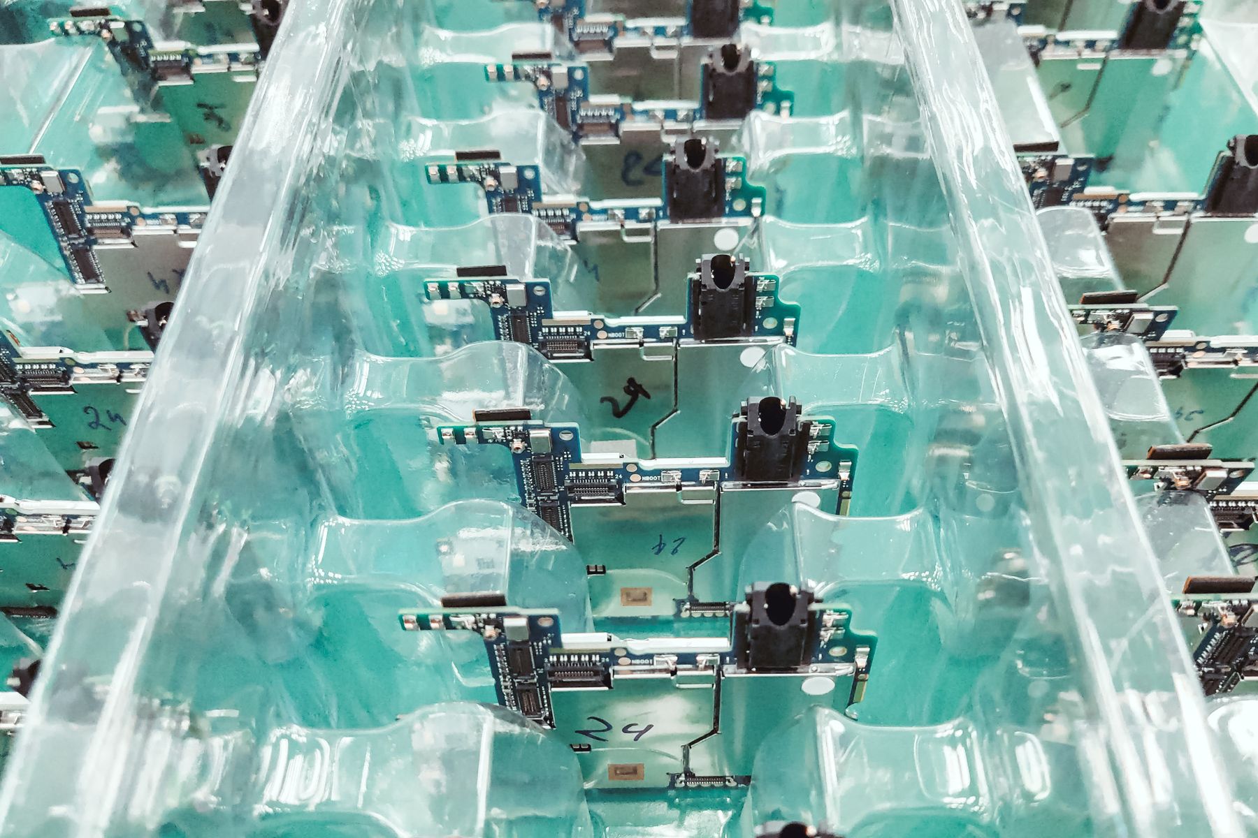 Bestückte Elektronikbaugruppen in der Fertigung