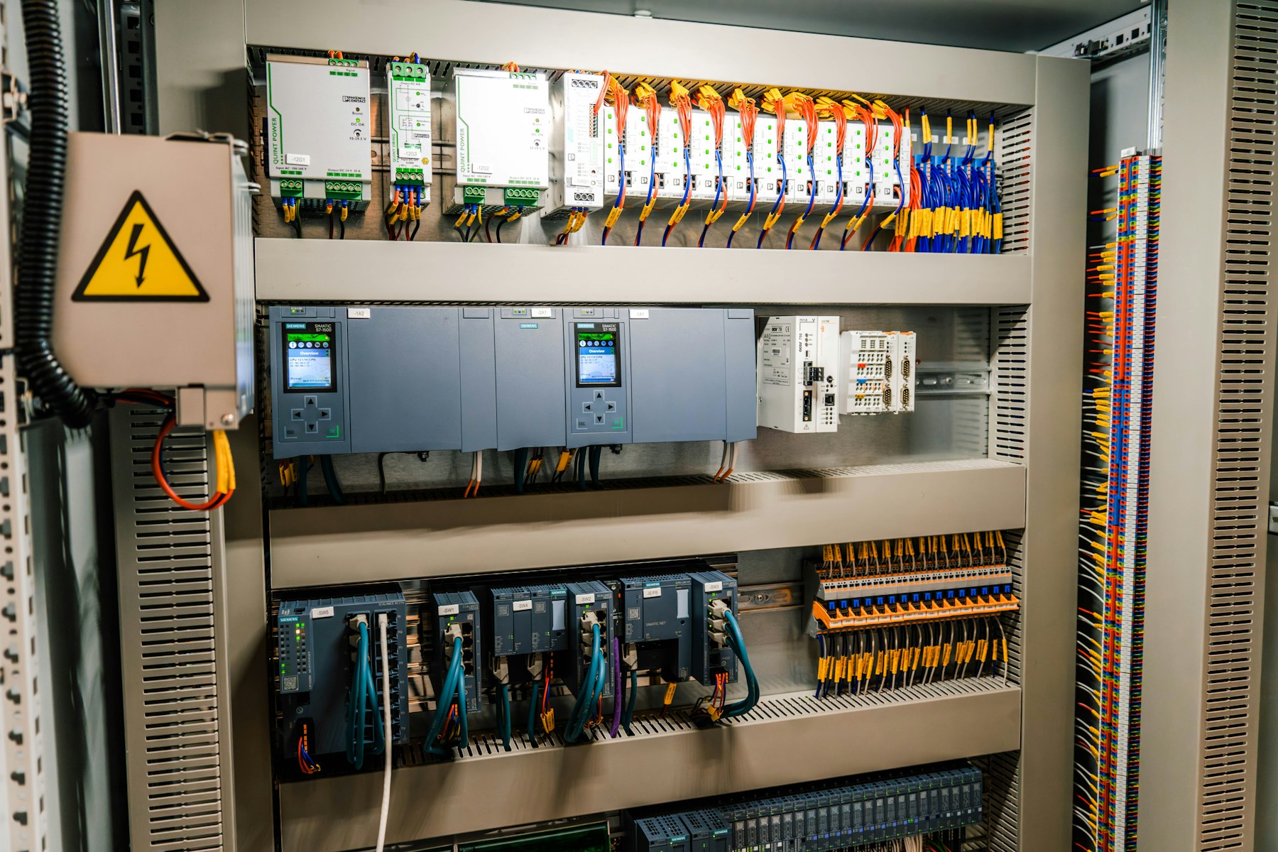Industrieller Schaltschrank mit Steuerungskomponenten und Verdrahtung